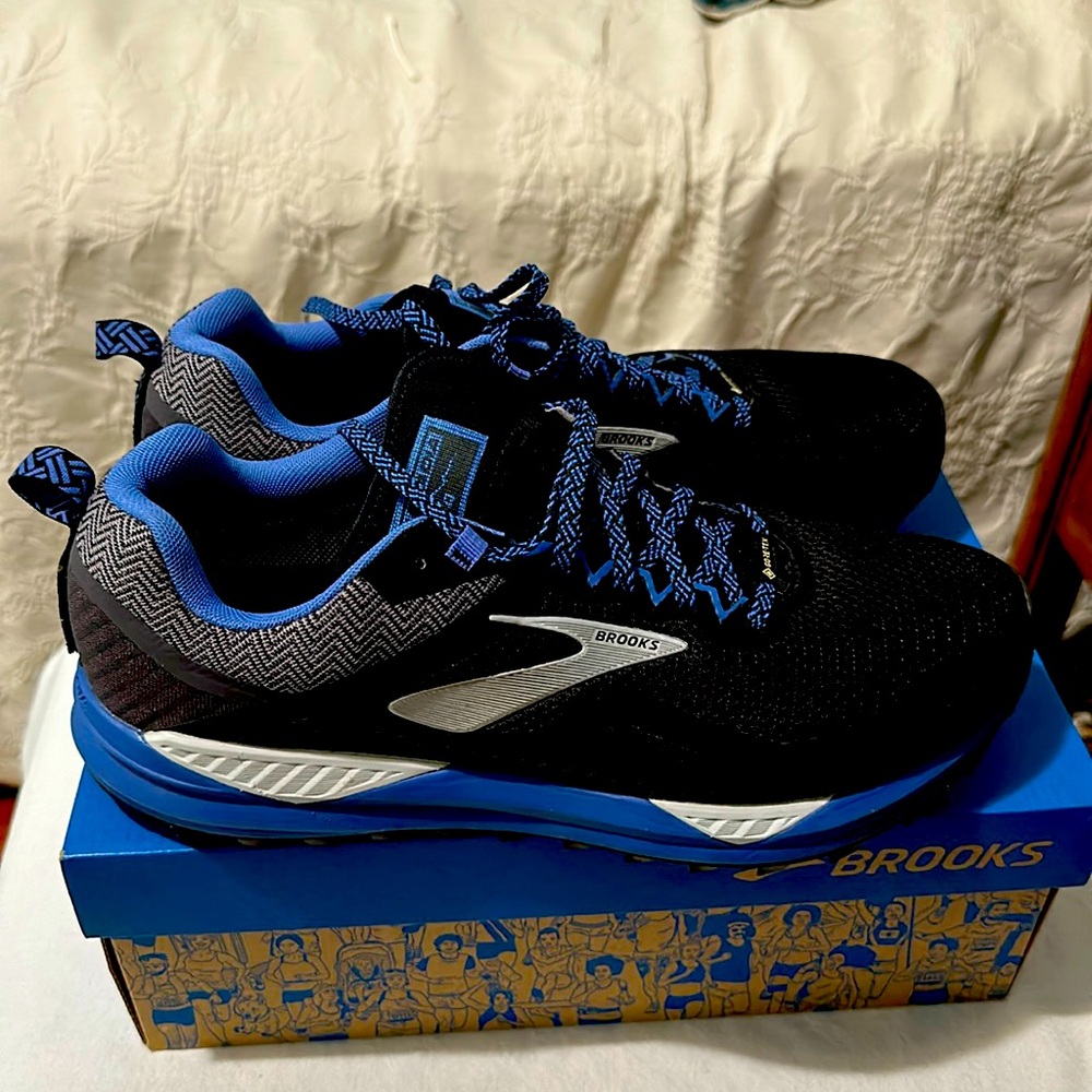 Brooks Cascadia 14 women’s trail running shoes size 11.